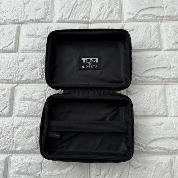 TUMI for DELTA Amenity Travel Kit Hard Case Dark Gray  (Empty) - Picture 4 of 6